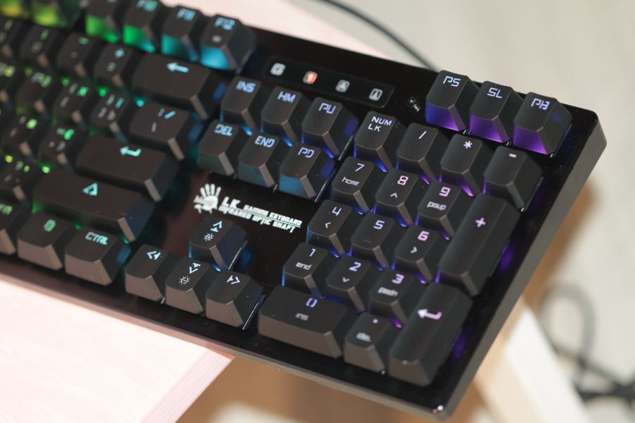 Огляд ігровий клавіатури A4Tech Bloody B820R - RGB-підсвічування і захистом від вологи за $ 60